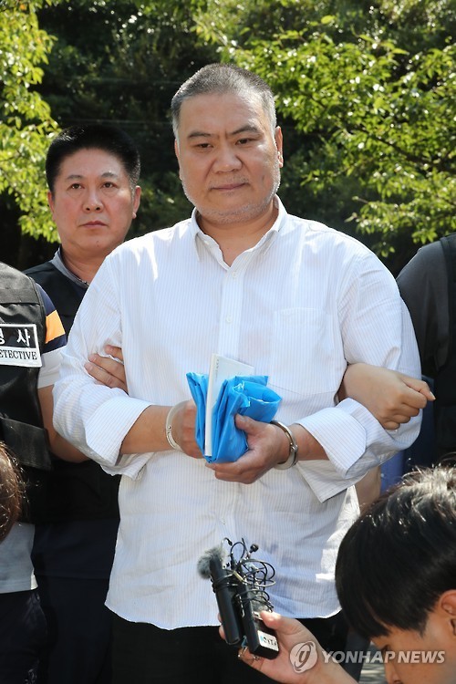 This file photo taken on Sept. 22, 2016, shows Chinese murder suspect Chen Guorui speaking to reporters after reenacting his crime in the city of Jeju on South Korea's largest island of Jeju. (Yonhap)