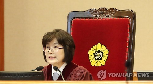 Constitutional Court acting Chief Justice Lee Jung-mi (center) presides over a hearing of President Park Geun-hye’s impeachment trial Thursday at the court in Seoul. (Yonhap)
