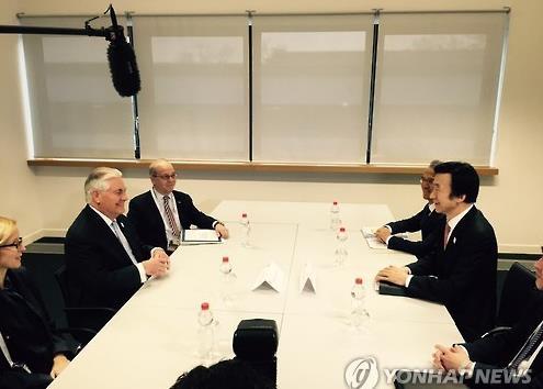 South Korean Foreign Minister Yun Byung-se (R) and U.S. Secretary of State Rex Tillerson hold talks on the sidelines of the Group of 20 foreign ministers' gathering in Bonn on Feb. 16. (Yonhap)