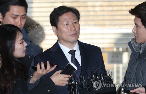 Ahn Bong-geun (C), a former presidential secretary for public relations, arrives at the special prosecutors' office in southern Seoul on Feb. 20, 2017, to undergo questioning over the latest influence-peddling scandal centered on President Park Geun-hye and her friend. (Yonhap)