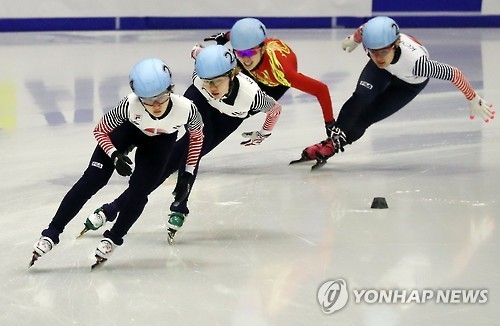 South Korean short track speed skater Choi Min-jeong (left) skates in the women's 1,500m final at the Asian Winter Gamaes at Makomanai Indoor Ice Rink in Sapporo, Japan, on Feb. 20, 2017. (Yonhap)