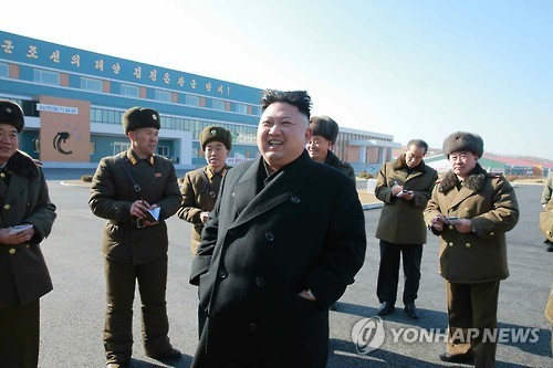 North Korean leader Kim Jong-un (C) inspects a catfish farm with a smile, according to this photo carried by the Rodong Sinmun, the North's main newspaper on Feb. 21, 2017. (For Use Only in the Republic of Korea. No Redistribution) (Yonhap)