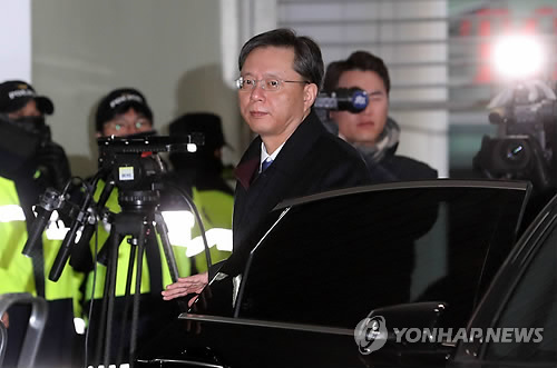 Woo Byung-woo, a former senior presidential secretary for civil affairs, arrives at the special prosecutors' office in southern Seoul on Feb. 21, 2017, before heading to the Seoul Central District Court to attend a hearing on the legality of his detention. (Yonhap)