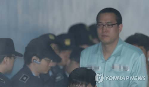 Kim Dong-seon, the third son of Hanwha Group Chairman Kim Seung-youn, arrives at the Seoul Central District Court on Feb. 22, 2017, to attend a hearing on charges that he allegedly assaulted two bar employees and destroyed a patrol car while being escorted to a police station. (Yonhap)