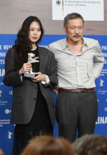 Kim Min-hee (left) and Hong Sang-soo pose for a photo at a press conference in Berlin on Saturday. (Yonhap)