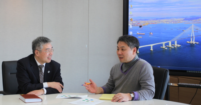 Ding Ronggui (left), a professor at Shandong University, and Kim Soo-hong, the CEO of Incheon Bridge Corp. and vice president of IPMA Korea (IPMA Korea)