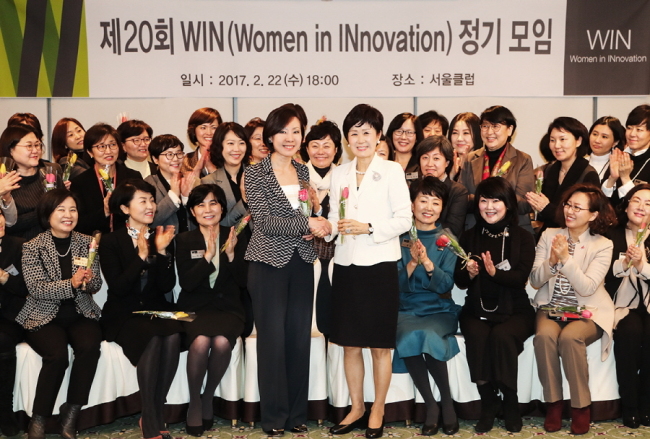 GM Korea Vice President Hwang Jina (center, left) shakes hands with Sohn Byoung-ok, the CEO of Prudential Life Korea, at her inauguration ceremony Wednesday in Seoul. (WIN)