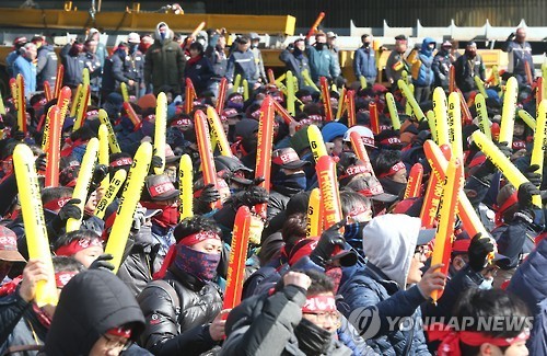 Unionized workers of South Korean shipbuilder Hyundai Heavy Industries stage a walkout, citing failed wage negotiations, at their plant in Ulsan, South Korea on Feb. 23, 2017. (Yonhap)
