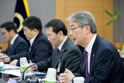 Yim Jong-yong, chairman of the Financial Services Commission, speaks at a meeting on the fourth industrial revolution in Seoul on Feb. 24, 2017, in a photo provided by the FSC. (Yonhap)