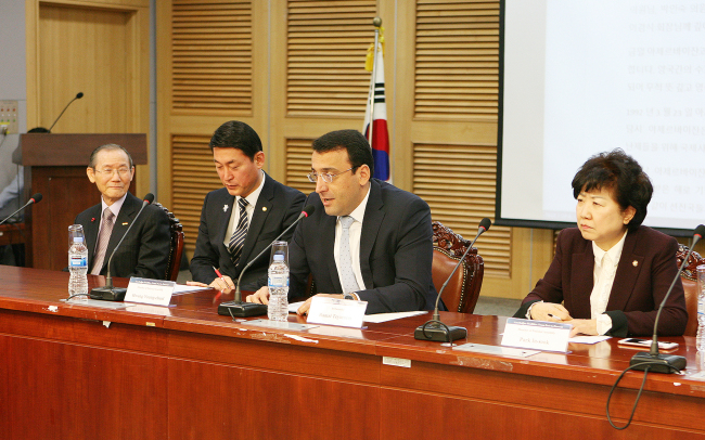 (From left) Korea Post President Lee Kyung-sik, Rep. Hwang Young-cheul, Azeri Ambassador to Korea Ramzi Teymurov and Rep. Park In-sook. (Azerbaijan Embassy)