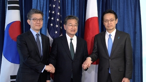 Kim Hong-kyun (L), South Korea's chief envoy on North Korea issues, poses for a photo with his US and Japanese counterparts, Joseph Yun (C) and Kenji Kanasugi (R), during a meeting in Washington on Feb. 27, 2017. (Yonhap)