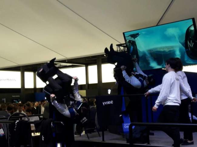 Visitors experience Samsung Electronics’ VR ride Astro Ship at the MWC 2017. (The Korea Herald/Shin Ji-hye)