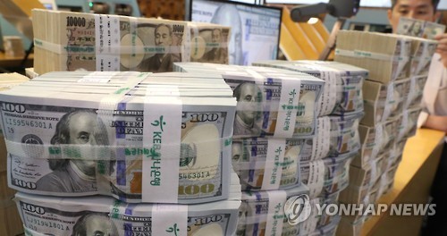 A pile of US banknotes in a file photo. (Yonhap)