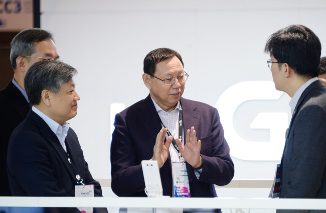 LG Electronics chief Jo Seong-jin talks with the company executives at MWC 2017. (LG Electronics)