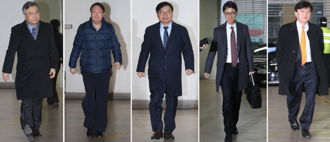 Officials show up at the independent counsel headquarters in southern Seoul on Tuesday, the last day of the investigation into President Park Geun-hye‘s corruption allegations. From left are independent counsel Park Young-soo, investigation team leader Yoon Seok-youl, and assistants Park Choong-kun, Lee Kyu-chul and Lee Yong-bok. (Yonhap)