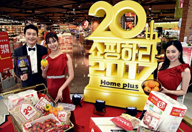 Models promote Homeplus’ 20th anniversary event. (Park Hyun-koo/The Korea Herald)