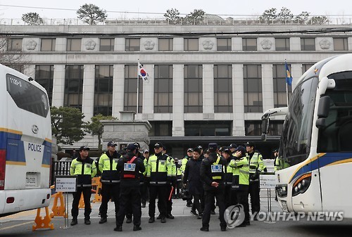 Police officers stand guard outside the Constitutional Court in Seoul on March 1, 2017, ahead of rallies demanding the ouster or reinstatement of impeached President Park Geun-hye. (Yonhap)