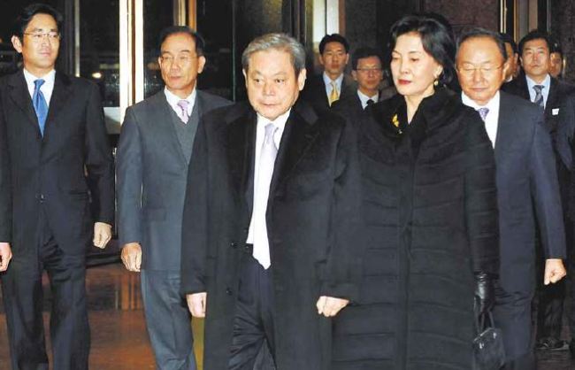 Samsung Electronics Chairman Lee Kun-hee (right) and Director of the Leeum, Samsung Museum of Art Hong Ra-hee (left). Hong’s personal assets are worth 2.1 trillion won ($1.84 billion), ranking 11th on the list of Korea’s Richest 100.