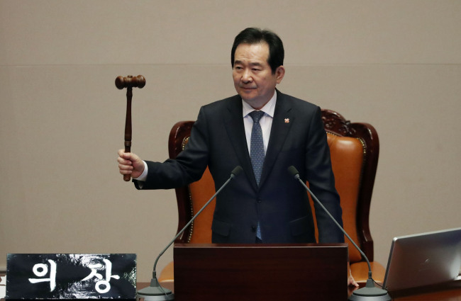 Assembly Speaker Chung Sye-kyun announces the opening of the plenary session Thursday. (Yonhap)