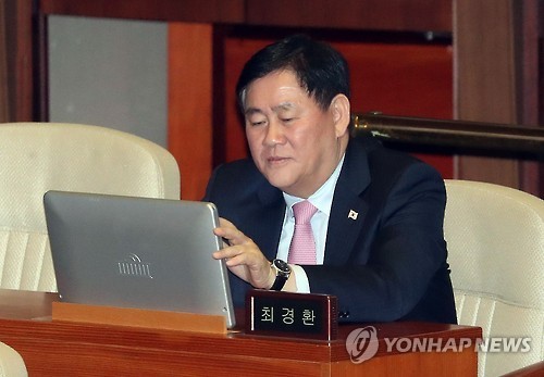 Rep. Choi Kyoung-hwan of the ruling Liberty Korea Party touches a computer at the National Assembly in Seoul on Feb. 10, 2017. (Yonhap)