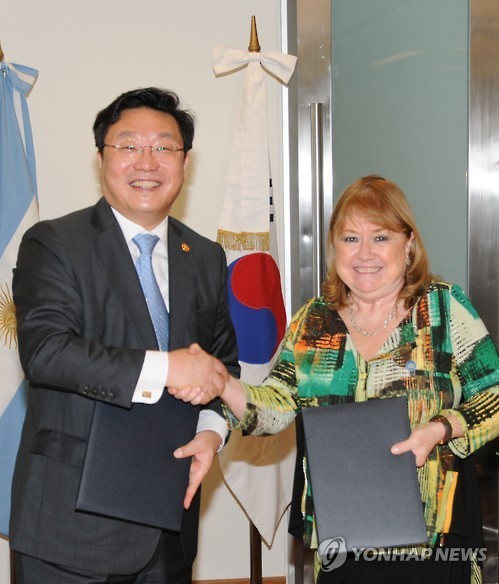 South Korea's Trade Minister Joo Hyung-hwan (L) shakes hands with Susana Malcorra, the foreign minister of Argentina, after signing the joint statement on a trade deal with MERCOSUR in Buenos Aires, Argentina, on March 2, 2017. (Courtesy of the Ministry of Trade, Industry and Energy)