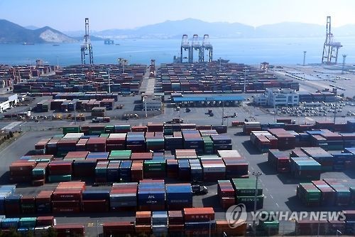This photo, taken on Feb. 15, 2017, shows the container terminal of Gwangyang Port on the south coast. (Yonhap)