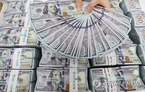 Dollar notes at KEB Hana Bank (Yonhap)