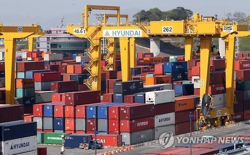 Containers waiting for shipment at a South Korean seaport. (Yonhap)