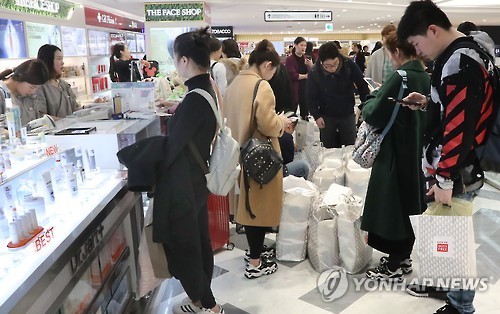 Tourists shopping at the Lotte duty-free store (Yonhap)