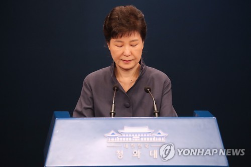 In this file photo taken on Oct. 25, 2016, South Korean President Park Geun-hye closes her eyes after making a public apology over the leak of some confidential documents, including presidential speech drafts, to her confidant Choi Soon-sil to get advice from her at the presidential office Cheong Wa Dae in Seoul. (Yonhap)