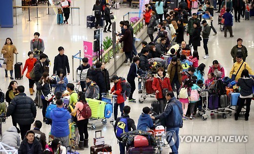 Tourists at the airport (Yonhap)