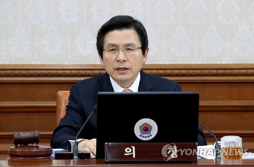 Acting President and Prime Minister Hwang Kyo-ahn speaks during a Cabinet meeting at the central government complex in Seoul on March 7, 2017. (Yonhap)