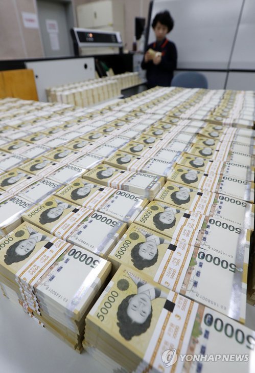 Stacks of 50 thousand won bills (Yonhap)
