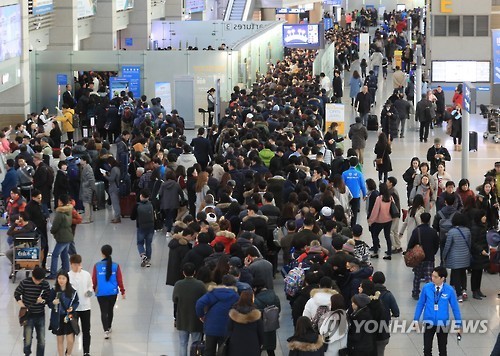 This file photo taken on Jan. 27, 2017, shows the departure lounge of Incheon International Airport, west of Seoul, packed with tourists during the Lunar New Year's holiday. (Yonhap)