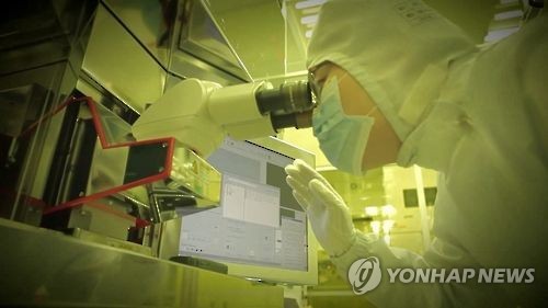 A researcher working in a lab in Korea (Yonhap)