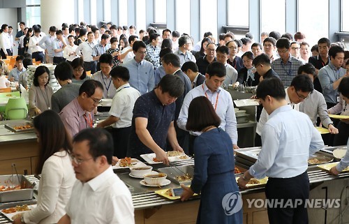 A cafeteria at the Sejong Government Complex is crowded with civil servants. (Yonhap)