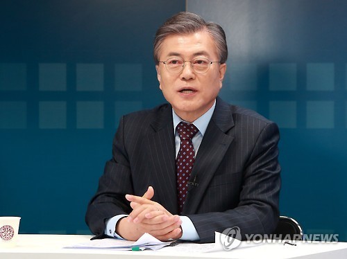 Moon stands as most favored presidential contender for 10th week