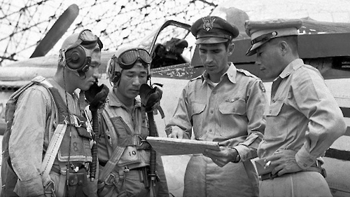 In this undated file photo provided by the Air Force, the late Col. Dean E. Hess (2nd from right), trains South Korean pilots during the Korean War. (Yonhap)