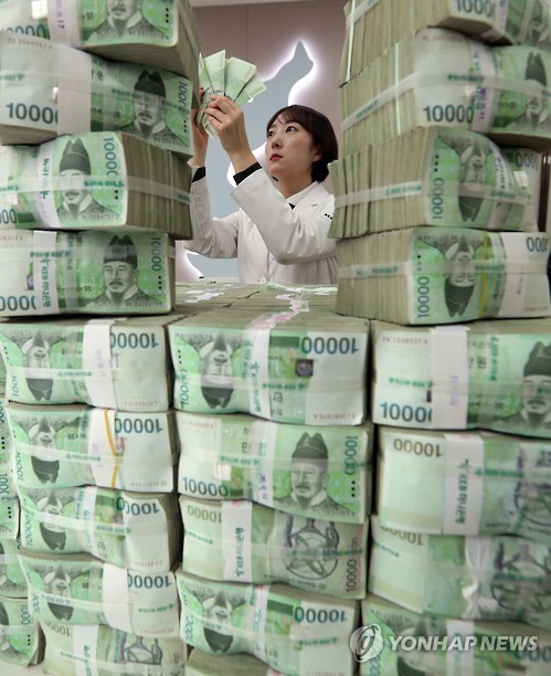 Stacks of ten thousand won bills. (Yonhap)