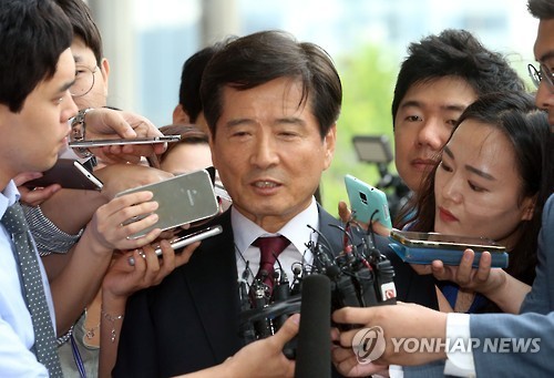 This file photo taken on June 27, 2016, shows Nam Sang-tae, who headed Daewoo Shipbuilding & Marine Engineering Co. from 2006 to 2012, entering the Seoul High Prosecutors' Office in southern Seoul to undergo questioning over corruption allegations. (Yonhap)