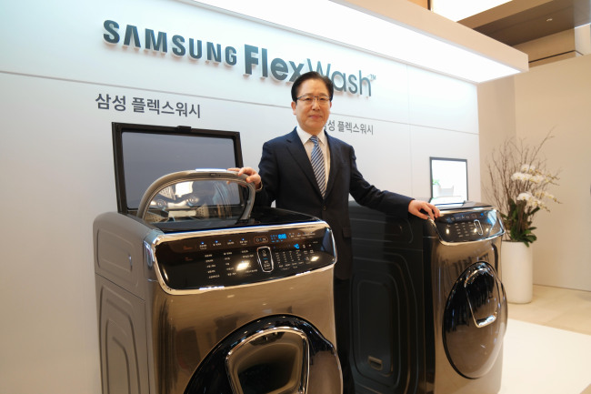 Suh Byung-sam, executive vice president for consumer electronics at Samsung Electronics, introduces Flex Wash at the Samsung Seocho Complex in southern Seoul on Thursday. (Samsung Electronics)