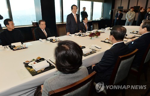 National Assembly Speaker Chung Sye-kyun (standing) speaks in a meeting with senior lawmakers in Seoul on March 9, 2017. (Yonhap)