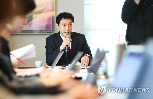 Kim Young-san, director of the culture ministry's culture and arts policy bureau, speaks during a press briefing at a Seoul restaurant on March 9, 2017, to announce the ministry's plan to prevent any future blacklisting of artists. (Yonhap)