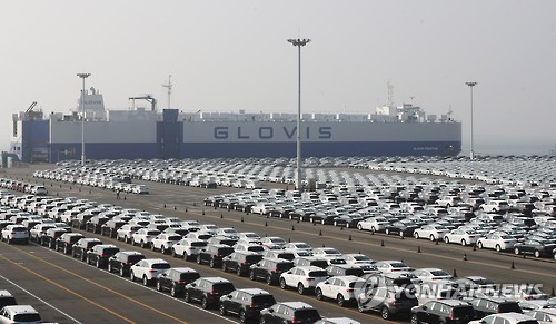 This photo, taken on Jan. 2, 2017, shows cars waiting to be loaded onto a ship at the port of Pyeongtaek, south of Seoul. (Yonhap)