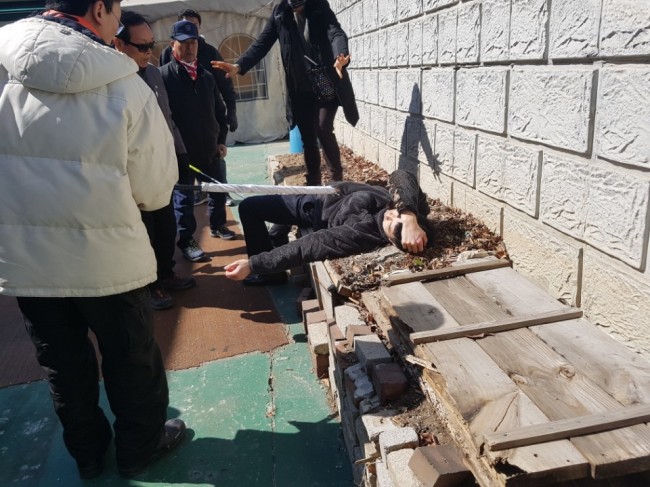 A man is injured (The Korea Herald)