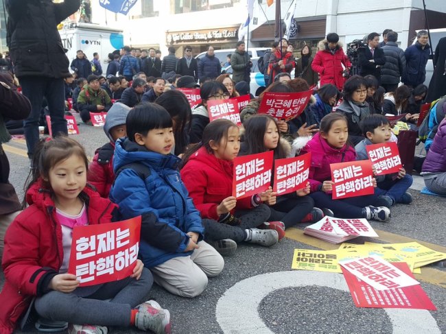 Children protest against former-President Park Geun-hye (The Korea Herald)