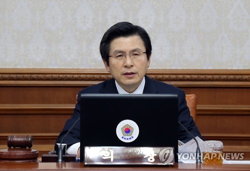 Acting President and Prime Minister Hwang Kyo-ahn speaks during a Cabinet meeting at the central government complex in Seoul on March 10, 2017. (Yonhap)