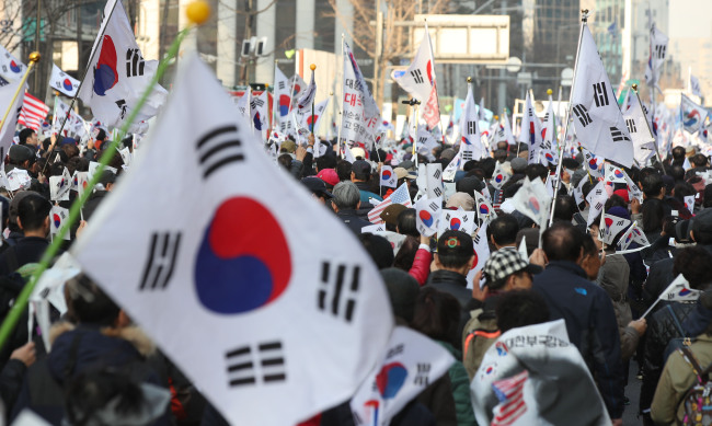 Supporters of former President Park Geun-hye stage a parade in downtown Seoul on Saturday in protest against the Constitutional Court`s decision to expel her a day ago. (Yonhap)