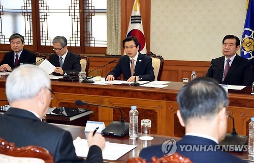 Acting President and Prime Minister Hwang Kyo-ahn (2nd from R) presides over a National Security Council standing committee meeting at a government building in Seoul on Feb. 20, 2017. (Yonhap)