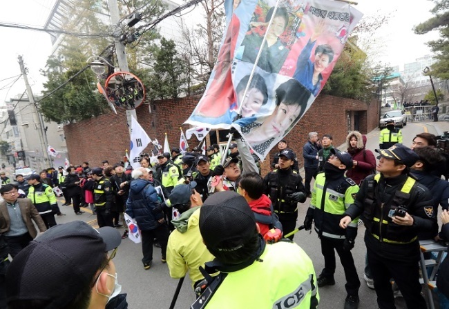 Park`s supporters gather in front of her house in Samseong-dong, Seoul, Sunday. (Yonhap)